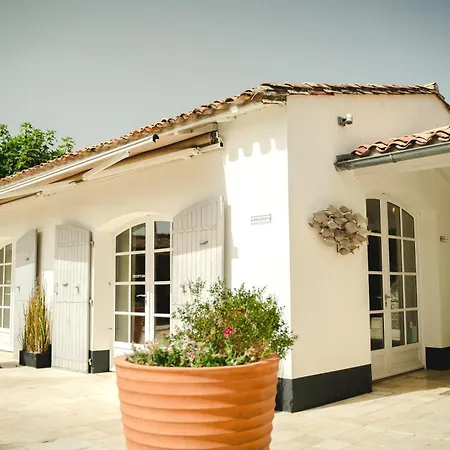 Отель Le Clos Saint-martin &