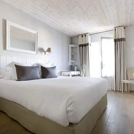 Отель Le Clos Saint-martin & 4*