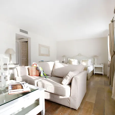 Отель Le Clos Saint-martin & 4*